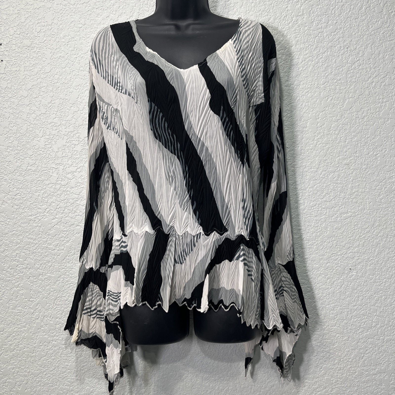 Dress-U By Sharon Top Women L Black Abstract Pliss Handkerchief Hem Bell Sleeve
